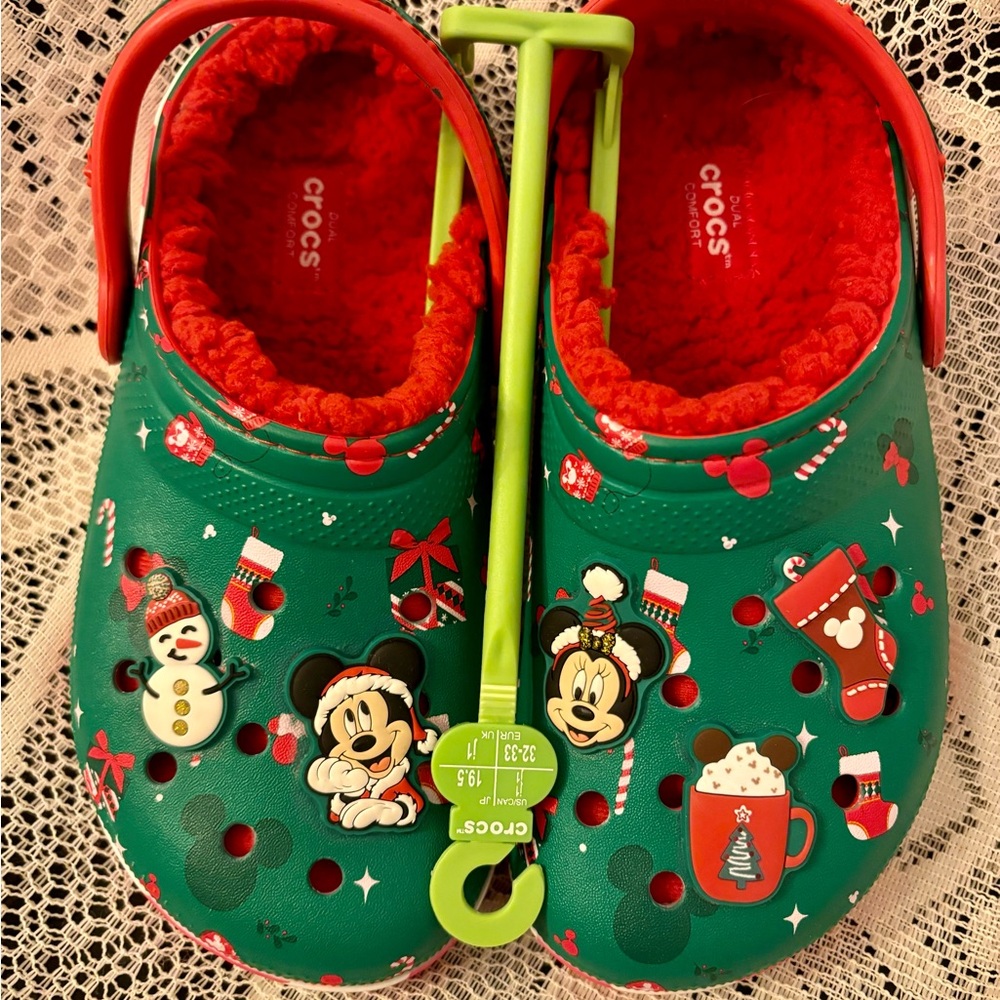 NWT CROCS KID’S CLASSIC MICKEY HOLIDAY LINED CLOG SIZE 1 EUR32-33)